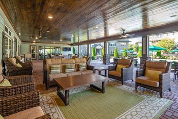 Clubhouse w/ business center, conference room & wi-fi